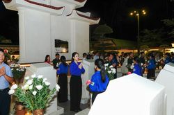 X&uacute;c động lễ thắp nến tri &acirc;n tại Ng&atilde; ba Đồng Lộc