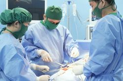 Phẫu thuật thành công ca ung thư trực tràng xâm lấn đa tạng
