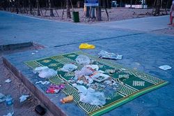 Ăn uống xong bỏ lại rác trên bãi biển Cửa Lò, cộng đồng mạng phản ứng