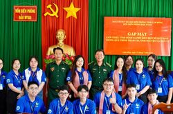 Sinh viên ĐHQG-HCM khoác 'Quân trang Xanh': Thắm tình quân dân nơi tuyến đầu