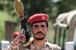 Saudi Arabia không kích lực lượng Houthi ở Yemen