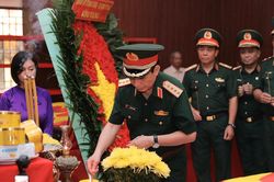 Đại tướng Phan Văn Giang thăm, động viên lực lượng tìm kiếm hài cốt liệt sĩ tại công viên Lê Thị Riêng
