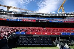 Tai nạn chết người trong lúc nâng cấp sân Camp Nou