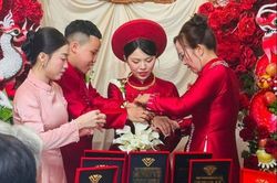 Đám cưới miền Tây hút triệu view vì màn trao quà 'toàn vàng, sổ đỏ'