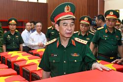 Đại tướng Phan Văn Giang tưởng niệm liệt sĩ tại công viên Lê Thị Riêng