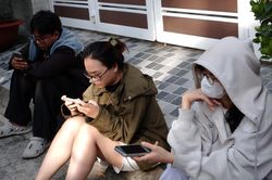 Chờ 2 tiếng mua sữa tuyết Vân Nam 'gây sốt' ở TP.HCM
