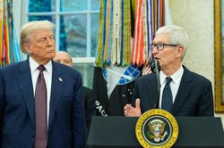 Apple đẩy ông Trump vào thế khó