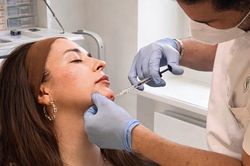 Ngành botox kiếm 50 tỷ USD từ nỗi sợ lão hóa