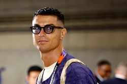 Ronaldo được khuy&ecirc;n lấn s&acirc;n sang Hollywood