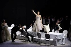 Chiếc đèn chùm 'khổng lồ' và bí mật phía sau vở opera 'La Traviata' tại Việt Nam