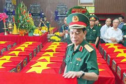 Đại tướng Phan Văn Giang dâng hoa, dâng hương tưởng niệm các liệt sĩ tại TP.HCM