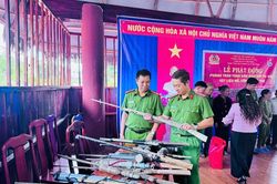 Quảng Ngãi: Đồng bào Xơ Đăng tự nguyện giao nộp 15 khẩu súng tự chế