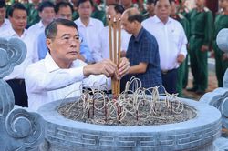 Thủ tướng Lê Minh Hưng tưởng niệm Chủ tịch Hồ Chí Minh, Đại tướng Võ Nguyên Giáp và các Anh hùng liệt sĩ tại Điện Biên Phủ