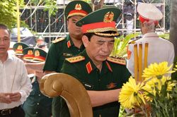 Đại tướng Phan Văn Giang dâng hương tưởng niệm các Anh hùng liệt sĩ tại Công viên Lê Thị Riêng