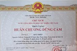 Truy tặng Huân chương Dũng cảm cho Thượng sĩ Kpă Thiêp