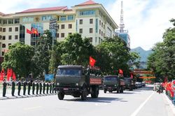 [Ảnh] Đón các anh về cùng đồng đội tại Nghĩa trang Liệt sĩ Vị Xuyên