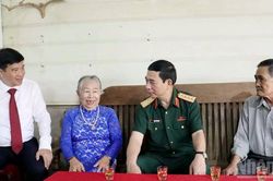 Đại tướng Phan Văn Giang thăm, tặng qu&agrave; gia đ&igrave;nh ch&iacute;nh s&aacute;ch tại L&acirc;m Đồng