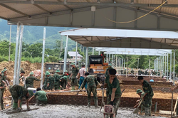 Gần 250 cán bộ, chiến sĩ tích cực tham gia xây dựng khu tái định cư cho người dân xã Mường Than