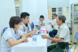 Bệnh viện Bỏng quốc gia Lê Hữu Trác khám bệnh, tặng quà đối tượng chính sách