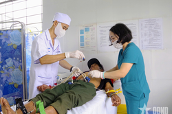 Bệnh viện Quân y 211 tri ân người có công và khám bệnh cho nhân dân
