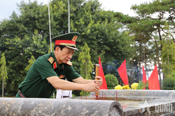 Đại tướng Phan Văn Giang dâng hương tưởng niệm các anh hùng liệt sĩ tại Lâm Đồng