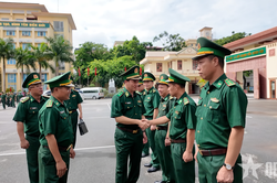 Trung tướng Vũ Trung Ki&ecirc;n kiểm tra Bộ đội Bi&ecirc;n ph&ograve;ng tỉnh Điện Bi&ecirc;n
