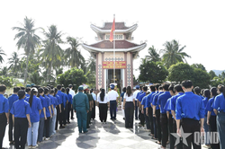 V&ugrave;ng Cảnh s&aacute;t biển 2 tặng qu&agrave; c&aacute;c B&agrave; mẹ Việt Nam anh h&ugrave;ng