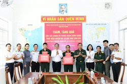 L&atilde;nh đạo TP Hồ Ch&iacute; Minh thăm, tặng qu&agrave; v&agrave; thực hiện 'Vườn c&acirc;y Đại đo&agrave;n kết' tại đặc khu C&ocirc;n Đảo