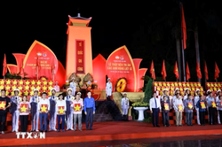 Lễ thắp nến tri ân các anh hùng liệt sĩ tại Nghĩa trang Mai Dịch và Nghĩa trang Hàng Dương
