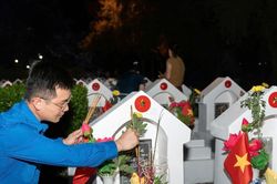 Hàng nghìn ngọn nến thắp sáng Nghĩa trang Hàm Rồng trong ngày tri ân người có công