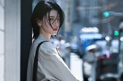 Sự kết hợp tối giản giữa đen và trắng của Ayaka Miyoshi