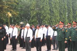 Dâng hương tưởng niệm các Anh hùng liệt sĩ tại Chốt chặn Tàu Ô