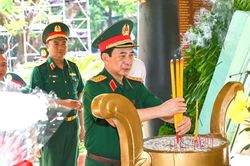 Đại tướng Phan Văn Giang dâng hương tưởng niệm Anh hùng liệt sĩ tại Công viên Lê Thị Riêng