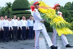 Thủ tướng Lê Minh Hưng tưởng niệm Chủ tịch Hồ Chí Minh, Đại tướng Võ Nguyên Giáp và các Anh hùng liệt sĩ tại Điện Biên Phủ