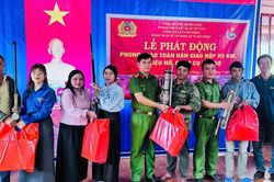 Đồng bào Xơ Đăng giao nộp súng tự chế, nhận quà dân sinh