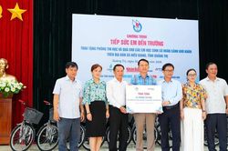 Hội Nhà báo Việt Nam tiếp sức học sinh nghèo ở Quảng Trị
