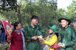 T&aacute;i hiện h&igrave;nh ảnh 'Bộ đội về l&agrave;ng' khi đất nước đ&atilde; h&ograve;a b&igrave;nh