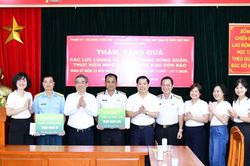L&atilde;nh đạo TPHCM thăm c&aacute;c đơn vị lực lượng vũ trang ở C&ocirc;n Đảo