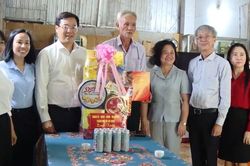 L&atilde;nh đạo TPHCM thăm, tặng qu&agrave; gia đ&igrave;nh ch&iacute;nh s&aacute;ch tại C&ocirc;n Đảo