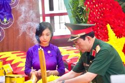 Đại tướng Phan Văn Giang dâng hương tưởng niệm Anh hùng liệt sĩ tại Công viên Lê Thị Riêng