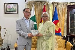 Đại sứ qu&aacute;n Việt Nam tại Pakistan th&uacute;c đẩy việc dịch v&agrave; xuất bản tập thơ 'Nhật k&yacute; trong t&ugrave;' của Chủ tịch Hồ Ch&iacute; Minh sang tiếng Urdu