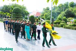 Đoàn công tác của Đảng ủy, Bộ Tư lệnh Bộ đội Biên phòng dâng hoa, dâng hương tri ân các Anh hùng, liệt sĩ tại Điện Biên