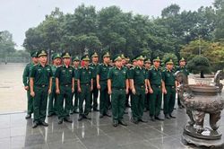 Cán bộ, chiến sĩ Đồn Biên phòng Cửa khẩu Lộc Thịnh dâng hương tri ân các anh hùng liệt sĩ tại Căn cứ Tà Thiết