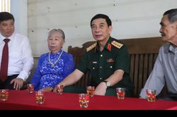 Ph&oacute; Thủ tướng Phan Văn Giang thăm gia đ&igrave;nh ch&iacute;nh s&aacute;ch tại L&acirc;m Đồng