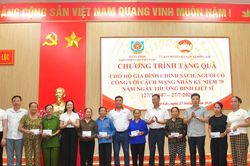 Báo Pháp luật Việt Nam trao 100 suất quà tri ân gia đình chính sách tại xã Đồng Lộc
