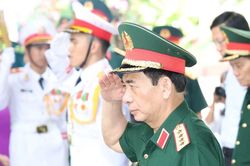 Đại tướng Phan Văn Giang kiểm tra công tác quy tập hài cốt liệt sĩ tại Công viên Lê Thị Riêng