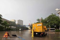 Hà Nội: Hơn 10 điểm bị 'dềnh nước' sau mưa lớn