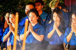 Áo xanh Thủ đô thắp nến tri ân các Anh hùng liệt sĩ