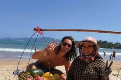 Bà bán hàng rong hát tiếng Anh nổi tiếng Nha Trang bị xử lý vi phạm