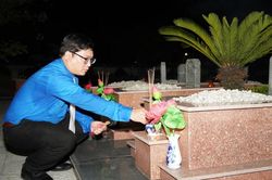 Tuổi trẻ Huế thắp h&agrave;ng ngh&igrave;n ngọn nến tri &acirc;n Anh h&ugrave;ng liệt sĩ
